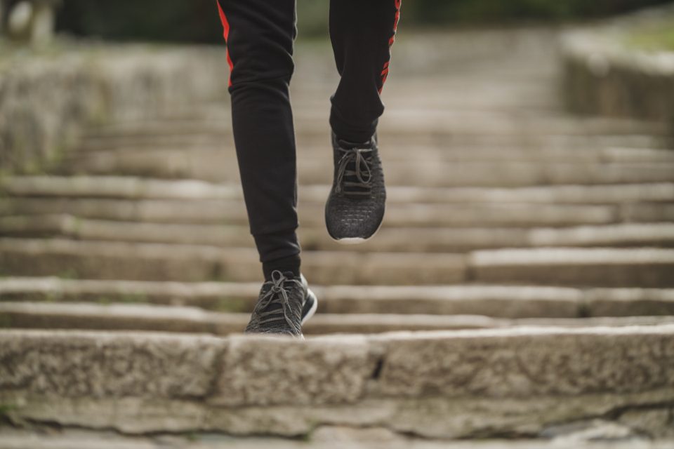 Coureur à l'effort sur une montée à l'entraînement